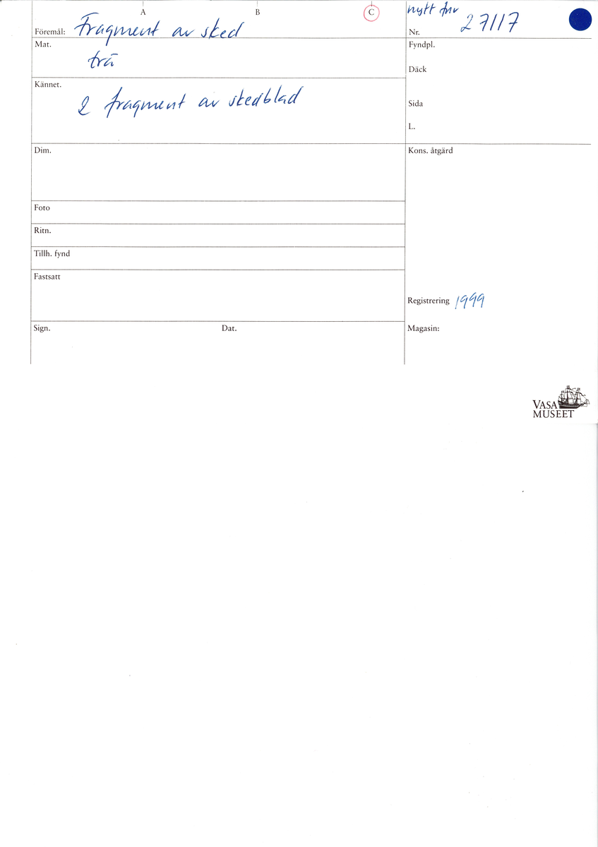 Delar av en träsked. Delarna utgör två mindre partier av skedbladet. I den ena delen syns ett litet runt hål.

Delarna är mycket slitna och fragmentariska.

För mer information se Dokumentationsblankett under Referenser – Länkade filer.