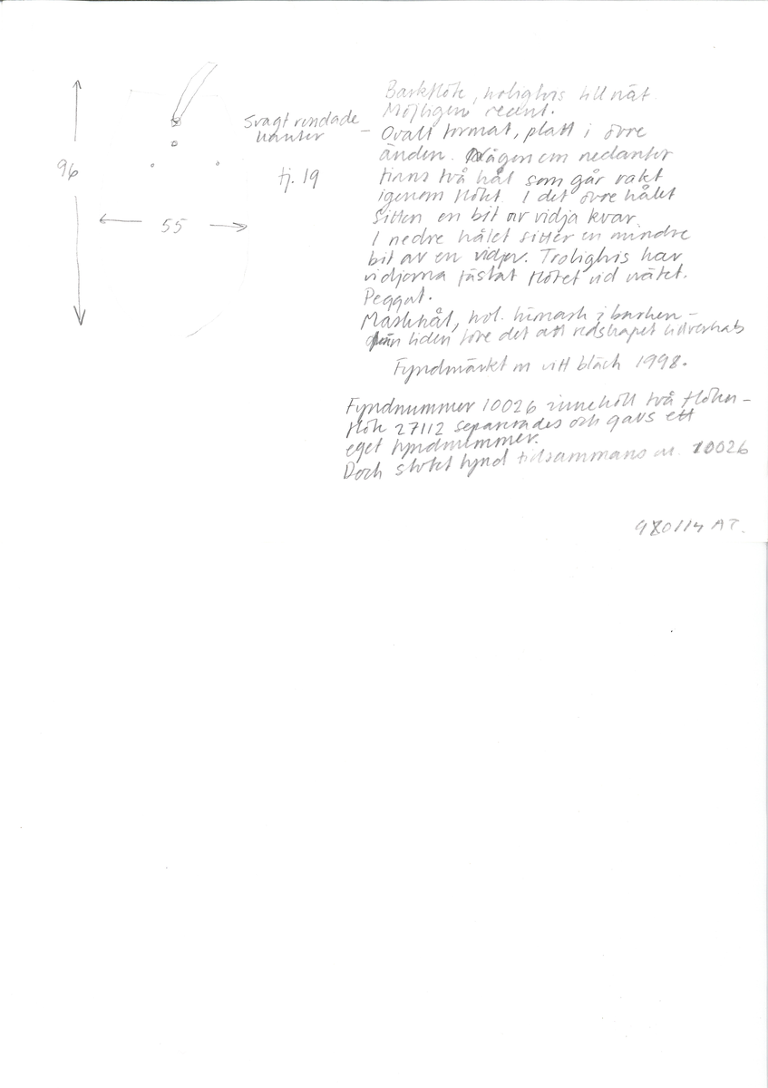 Ett ovalt flöte av bark. I flötets övre del finns två mindre hål, med kvarsittande band av rot. Flötet är välbevarat.