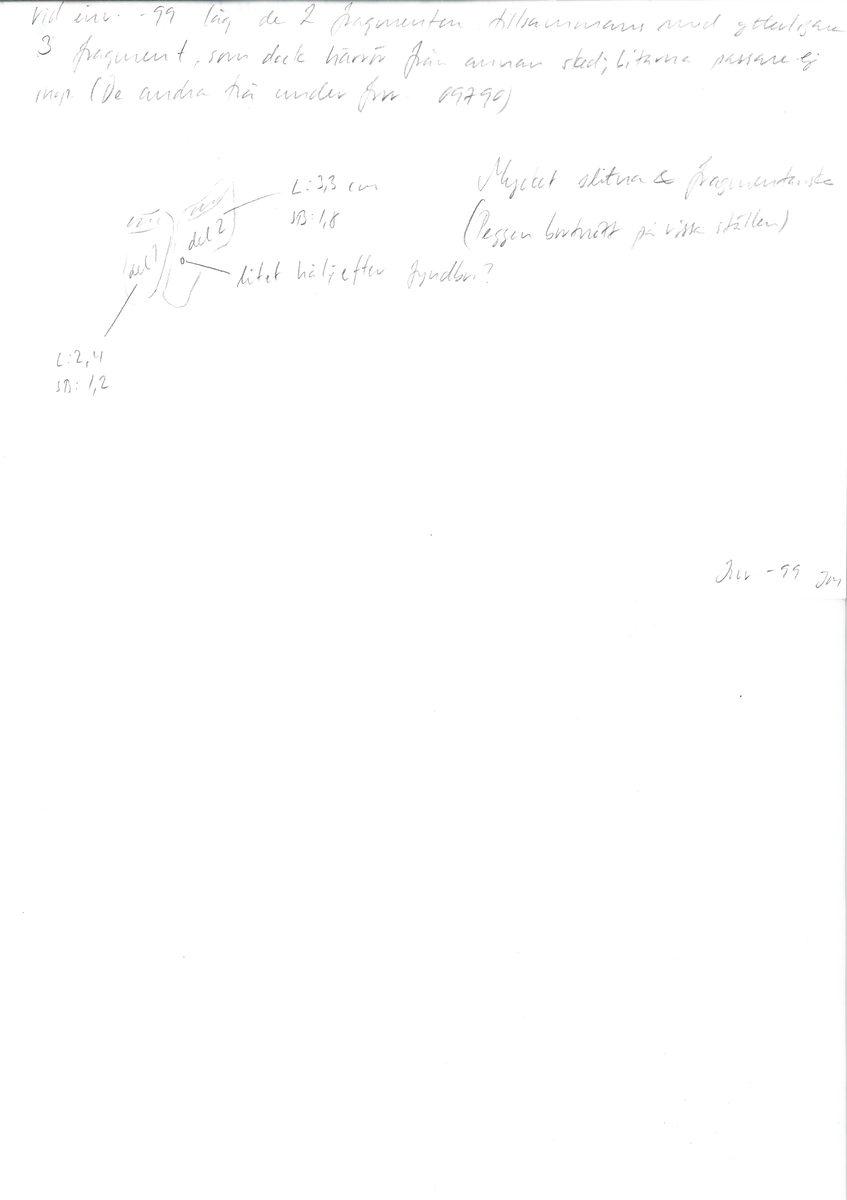 Delar av en träsked. Delarna utgör två mindre partier av skedbladet. I den ena delen syns ett litet runt hål.

Delarna är mycket slitna och fragmentariska.

För mer information se Dokumentationsblankett under Referenser – Länkade filer.