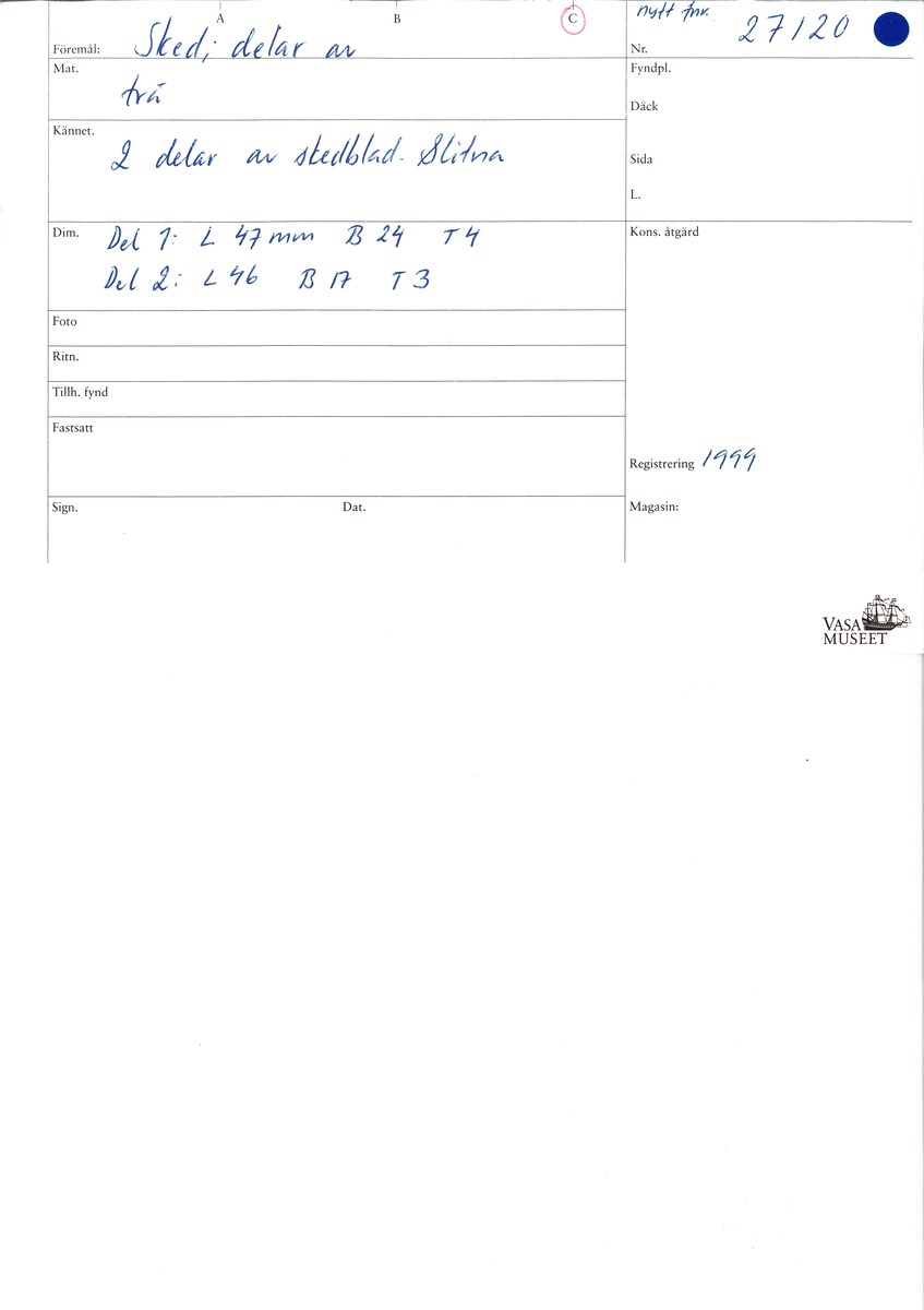 Två delar av en träsked. Delarna utgör mindre partier av skedbladet. På delarna syns en svagt rödbrun färg, vilket möjligen är spår efter bemålning.

Delarna är mycket slitna.

För mer information se Dokumentationsblankett under Referenser – Länkade filer.