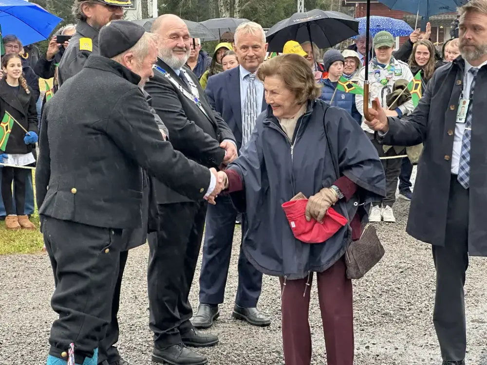 Dronning Sonja håndhilser på museumsdirektør Dag Raaberg under åpningen av museet.