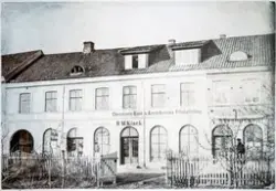 Hamar, Strandgata 51-53, bygård, butikker, bank, Bredstue & 