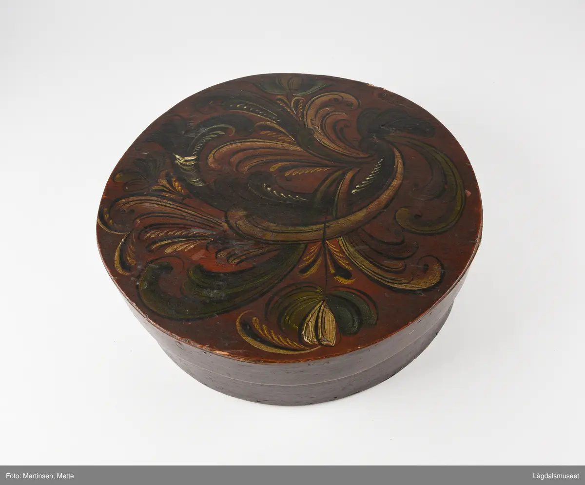 Sveipa tine med lokk. Dekorert med rosemaling på toppen av lokket.