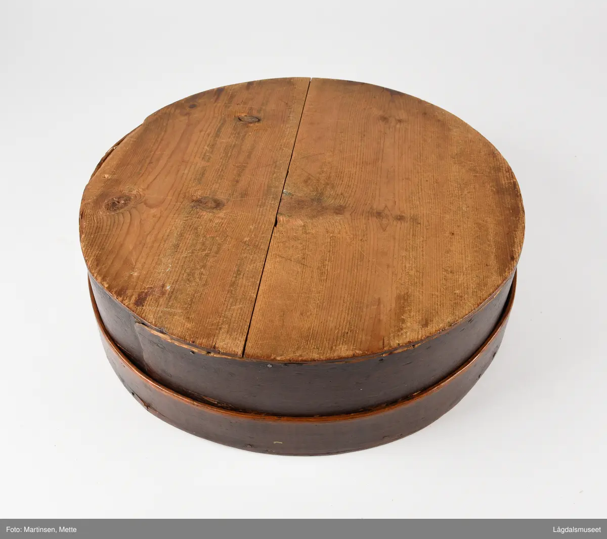 Sveipa tine med lokk. Dekorert med rosemaling på toppen av lokket.