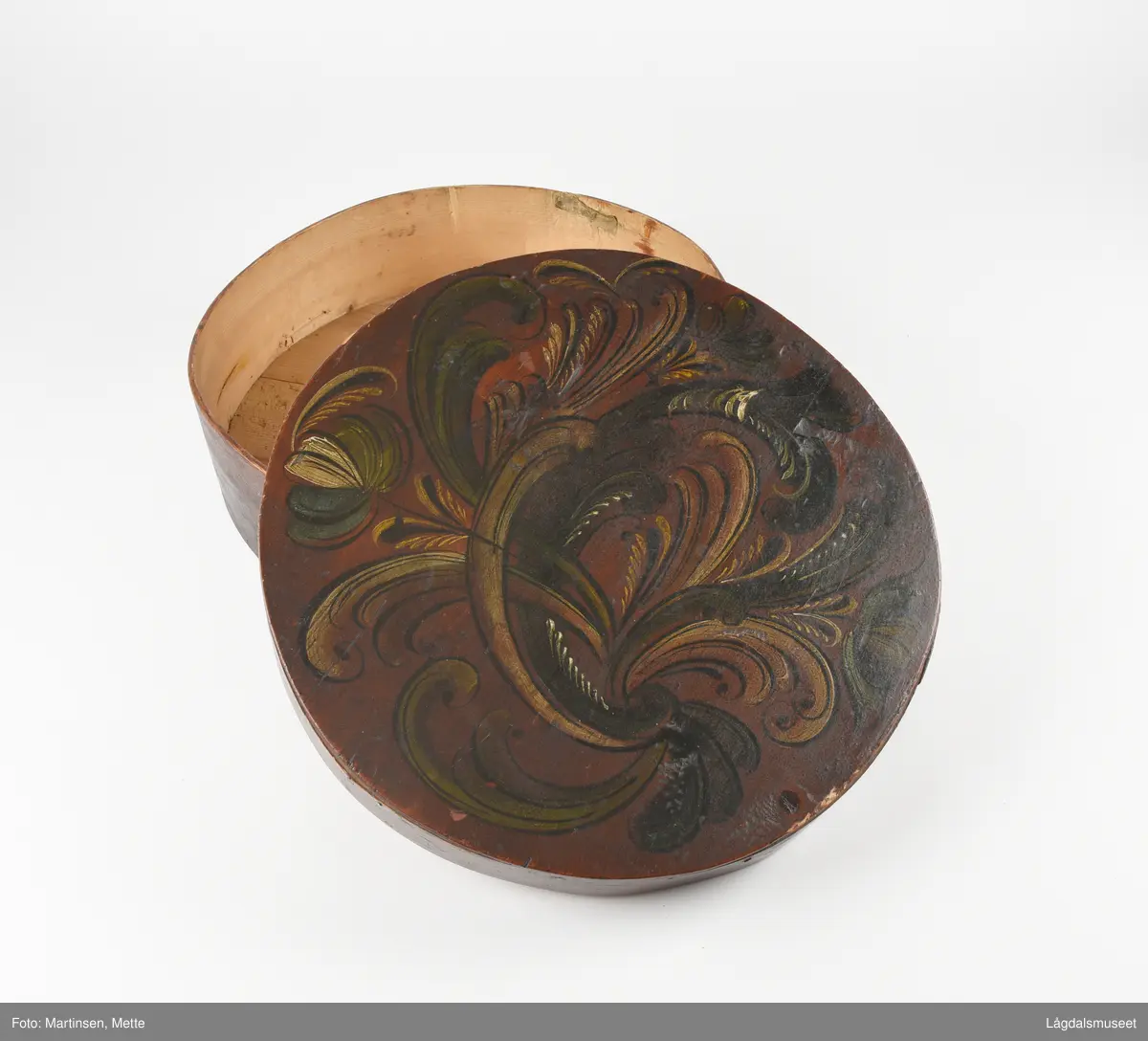 Sveipa tine med lokk. Dekorert med rosemaling på toppen av lokket.