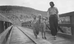 På fisketur. Ved brua på Høgskarhus.