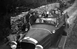 På helgetur til Dividalen i 1938. 
Bil, vedstabbel, tur