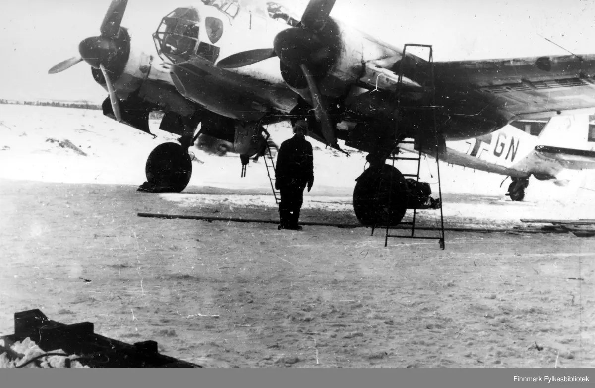 Klargjøring av Junkers Ju 88A-4 4D+GN ved 5. skvadron av bombeving 30 ...