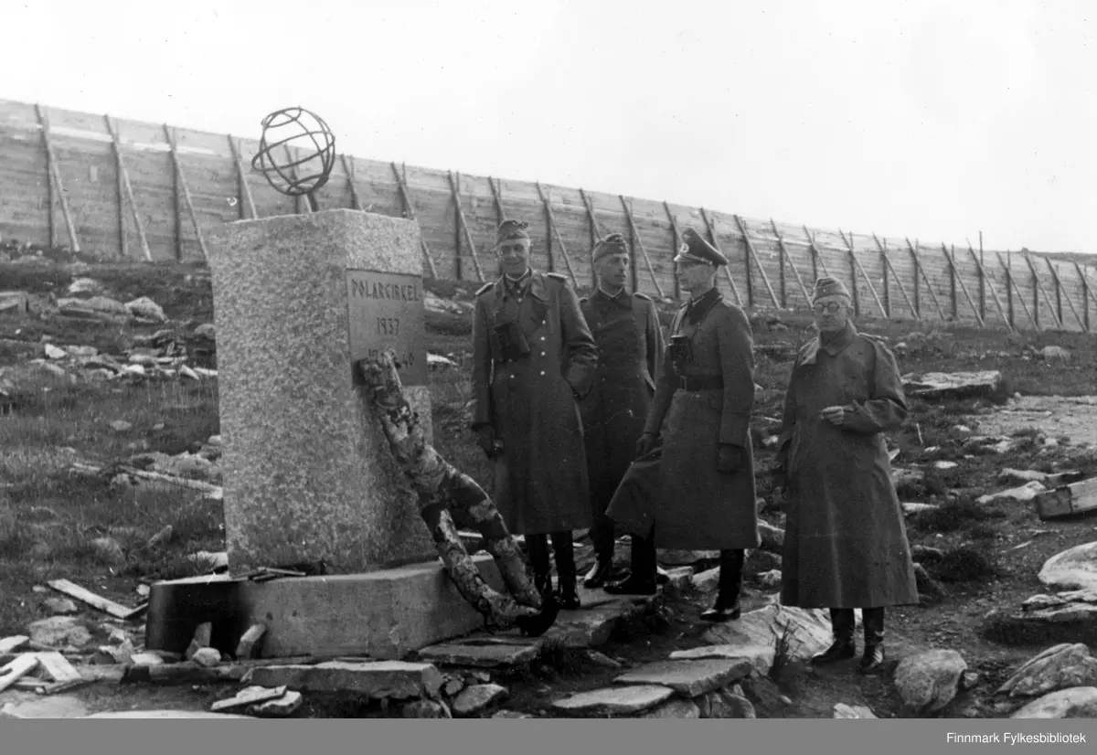Polarsirkelen på Saltfjellet 26. juli 1942. Foto i serie tatt under ...
