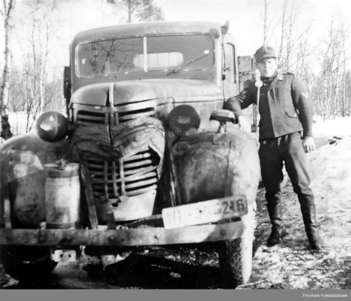 En overkorporal ved flyvåpenets motoriserte verkstedtropp 2/III ved sin 1939 Chevrolet lastebil med registreringsskilt WL-305216 i Salmijärvi i 1943.