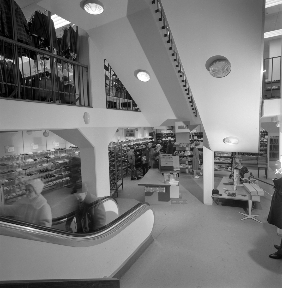 1963 öppnade varuhuset Tre Rosor i Linköping, det första i staden i det moderna snitt som skulle komma att bli förhärskande i den svenska handeln. Den odaterade bildserien är möjligtvis från tiden för varuhusets öppnande men osäkerhet råder. Vi skriver omkring 1965.