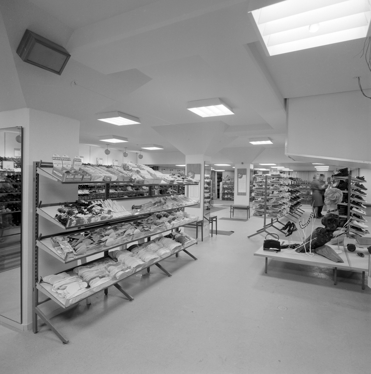 1963 öppnade varuhuset Tre Rosor i Linköping, det första i staden i det moderna snitt som skulle komma att bli förhärskande i den svenska handeln. Den odaterade bildserien är möjligtvis från tiden för varuhusets öppnande men osäkerhet råder. Vi skriver omkring 1965.