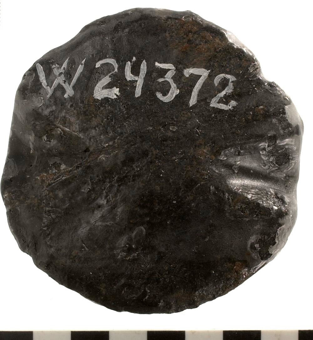 Kedjelod, 3 pund.

En halva till ett kedjelod. På den rundade sidan finns ett hål samt en gjutrand. På den plana sidan finns två spår.

För mer information se Dokumentationsblankett under Referenser – Länkade filer.