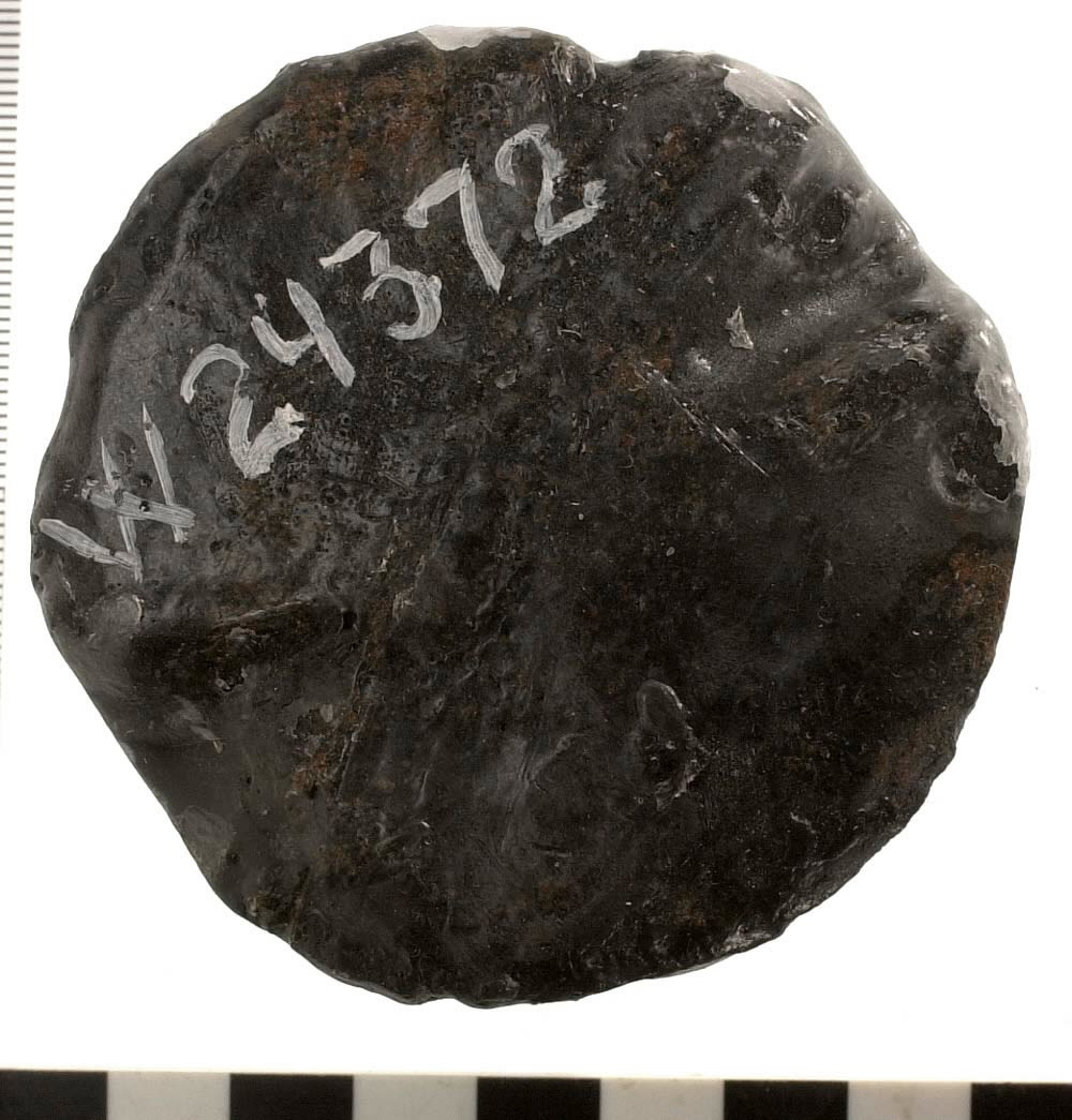 Kedjelod, 3 pund.

En halva till ett kedjelod. På den rundade sidan finns ett hål samt en gjutrand. På den plana sidan finns två spår.

För mer information se Dokumentationsblankett under Referenser – Länkade filer.