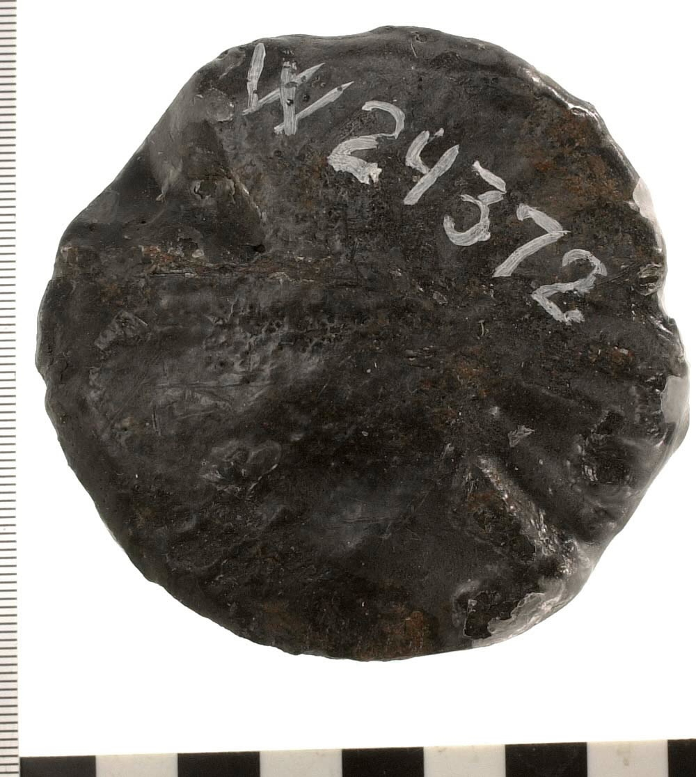 Kedjelod, 3 pund.

En halva till ett kedjelod. På den rundade sidan finns ett hål samt en gjutrand. På den plana sidan finns två spår.

För mer information se Dokumentationsblankett under Referenser – Länkade filer.