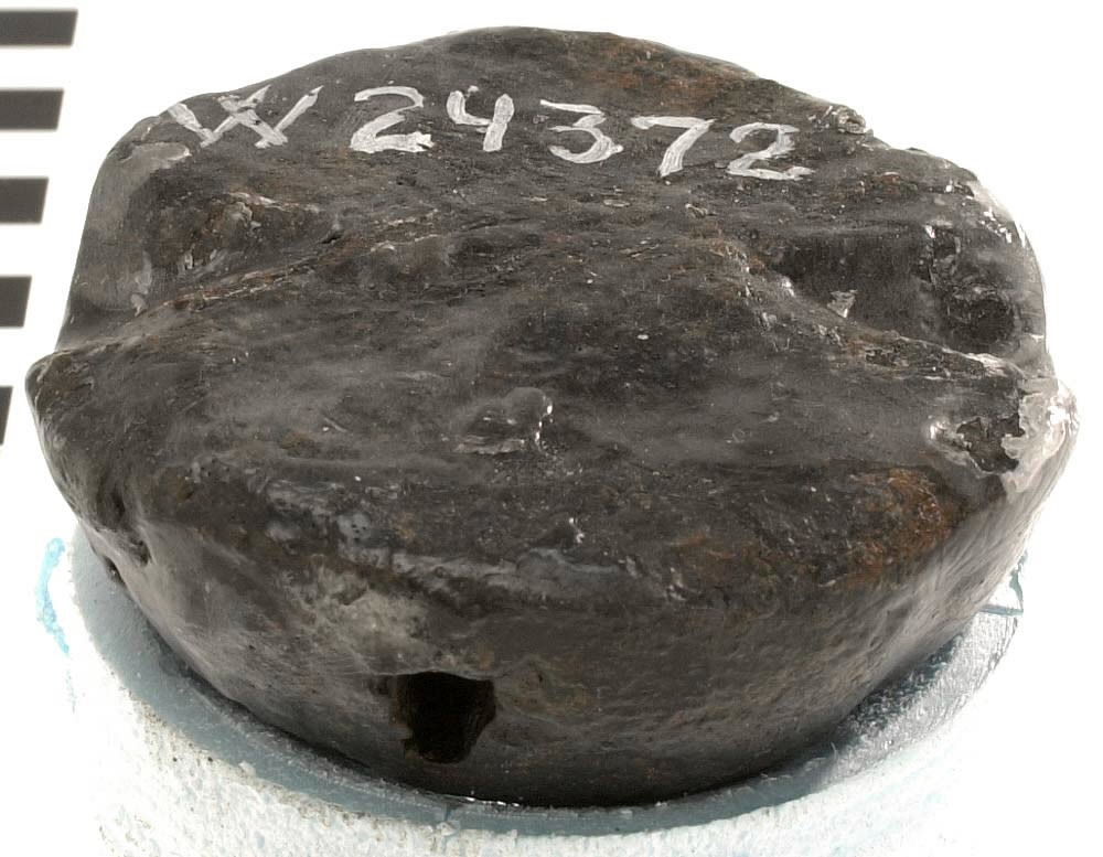 Kedjelod, 3 pund.

En halva till ett kedjelod. På den rundade sidan finns ett hål samt en gjutrand. På den plana sidan finns två spår.

För mer information se Dokumentationsblankett under Referenser – Länkade filer.