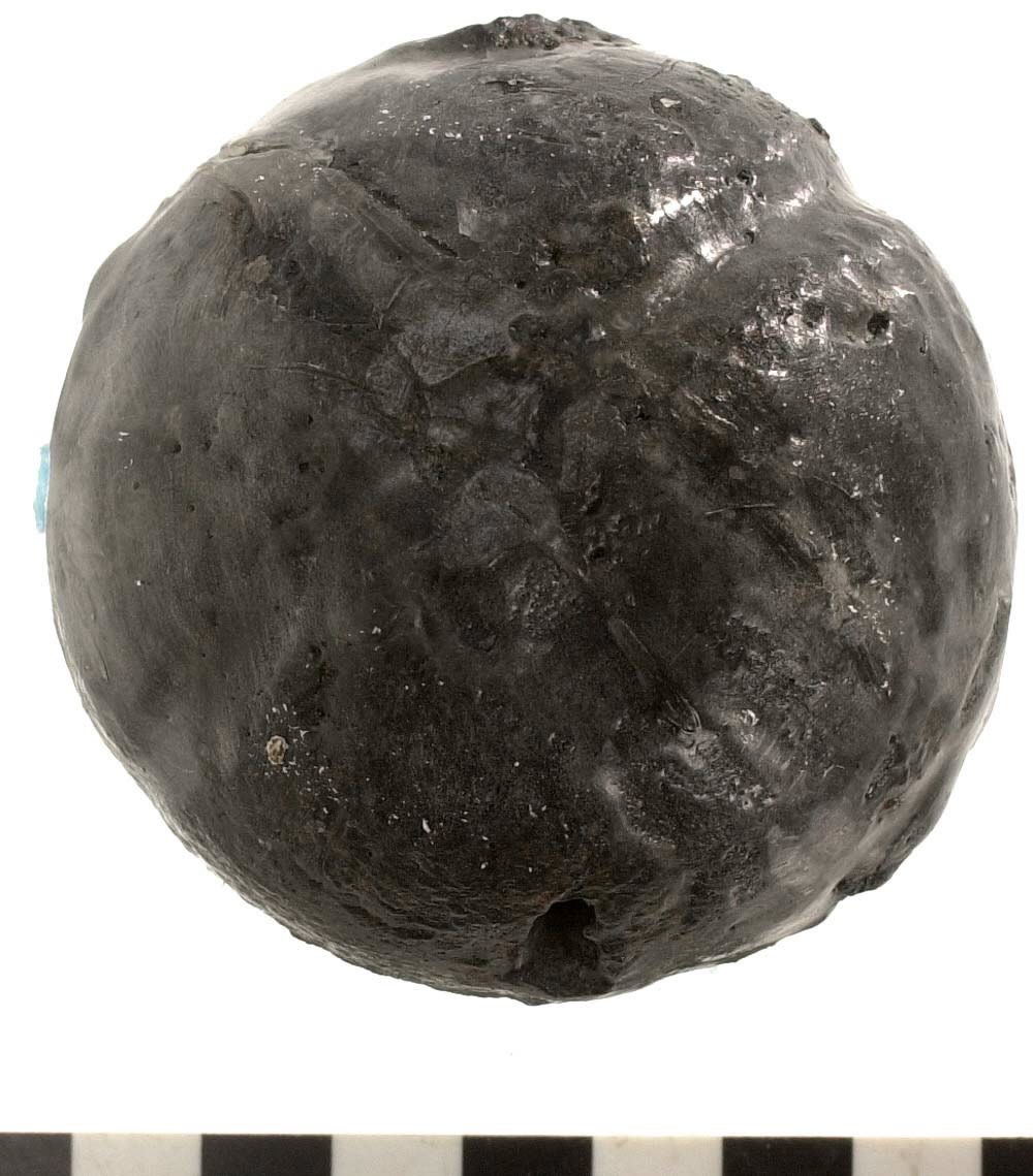 Kedjelod, 3 pund.

En halva till ett kedjelod. På den rundade sidan finns ett hål samt en gjutrand. På den plana sidan finns två spår.

För mer information se Dokumentationsblankett under Referenser – Länkade filer.