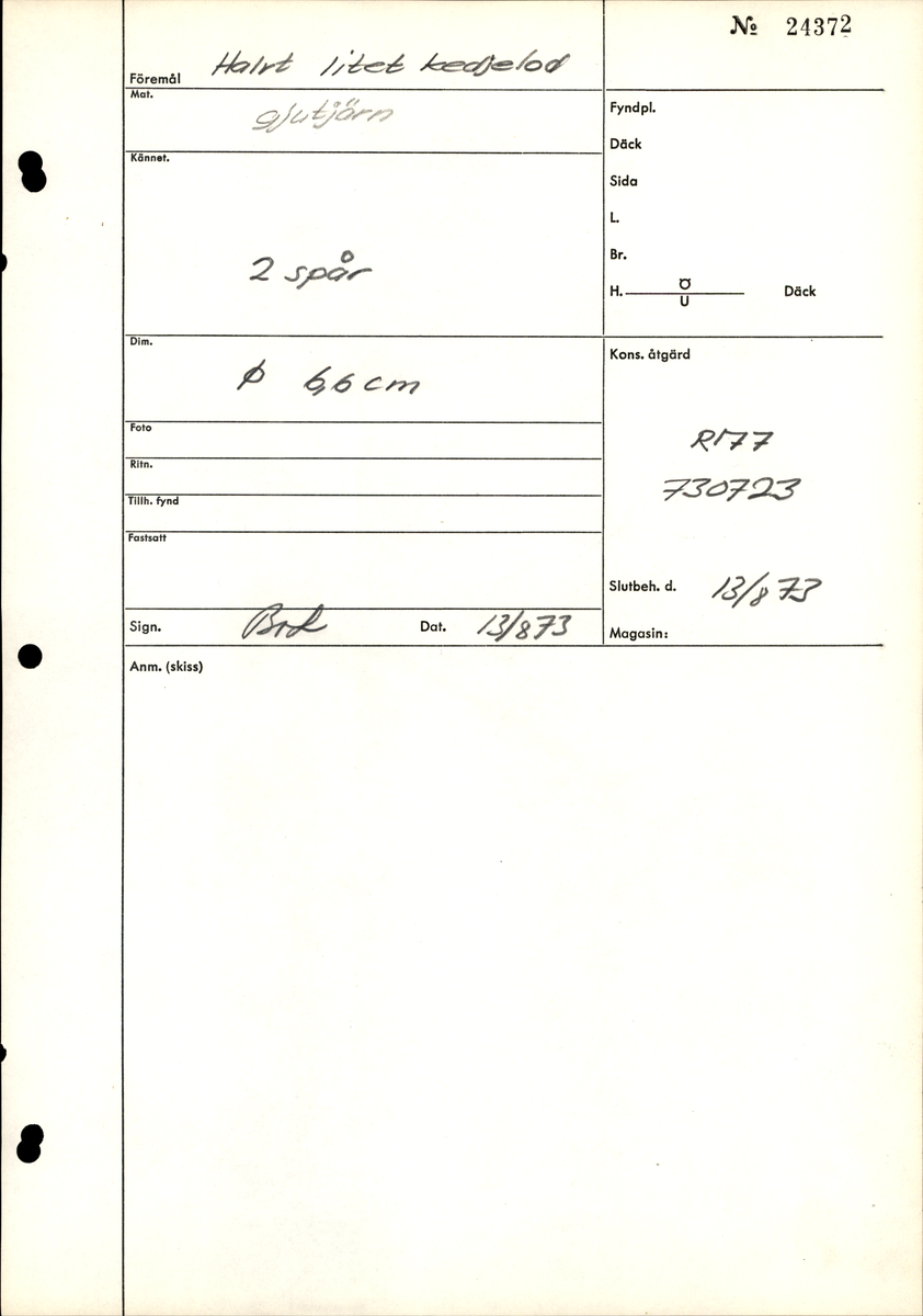 Kedjelod, 3 pund.

En halva till ett kedjelod. På den rundade sidan finns ett hål samt en gjutrand. På den plana sidan finns två spår.

För mer information se Dokumentationsblankett under Referenser – Länkade filer.