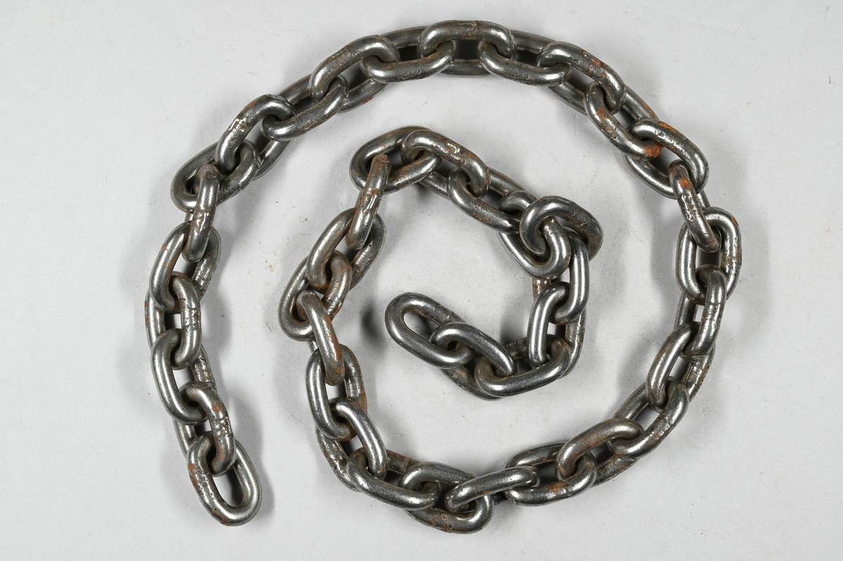 Prov på kätting som är maskingjord, elektriskt svetsad och polerad. Provet kommer från Gunnebo. Tillhörande lapp med samma notering.