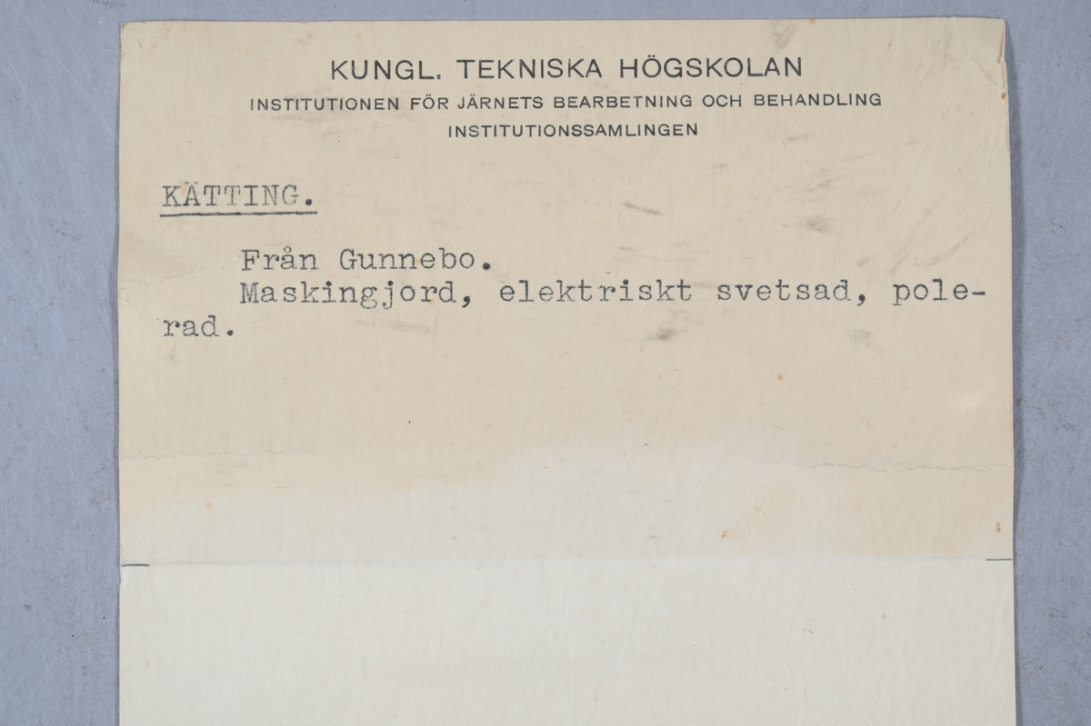 Prov på kätting som är maskingjord, elektriskt svetsad och polerad. Provet kommer från Gunnebo. Tillhörande lapp med samma notering.