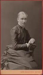 Kvinnoporträtt. Edla Åkerman.