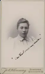 Kvinnoporträtt. Text på framsida kort: "Central mamma".