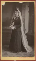 Bröllopsporträtt av Fru Karin Bäcklin född Altberg, år 1882,