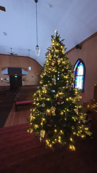 Pyntet juletre med hvite lys i kirken