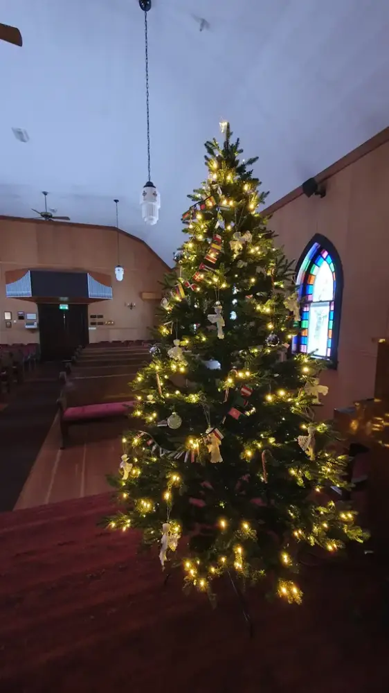 Pyntet juletre med hvite lys i kirken