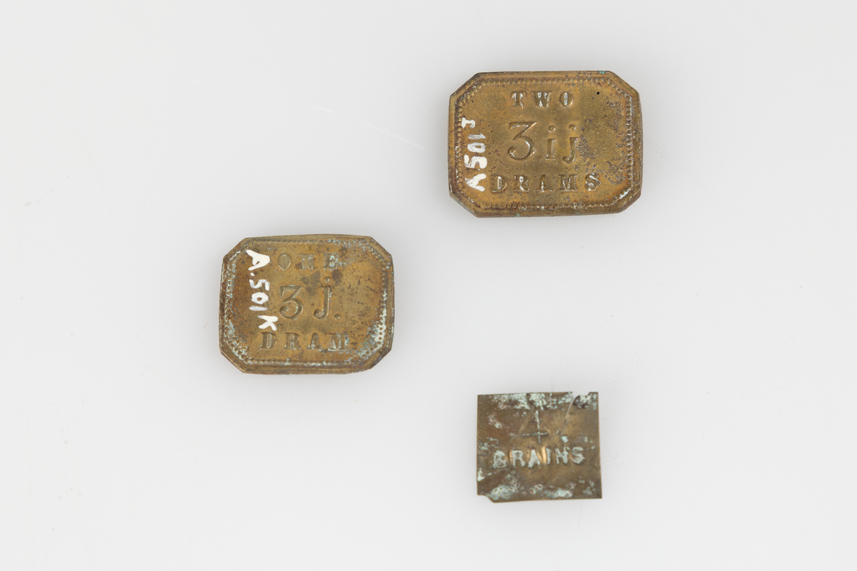 Skrin av tre (A) til vekt og lodd. Innholder: 
Håndvekt med 2 skåler (BD).
Lodd av ulik størrelse (EQ) og form.
Loddene er påført enheter i det gamle engelske medisinalvektsystemet.