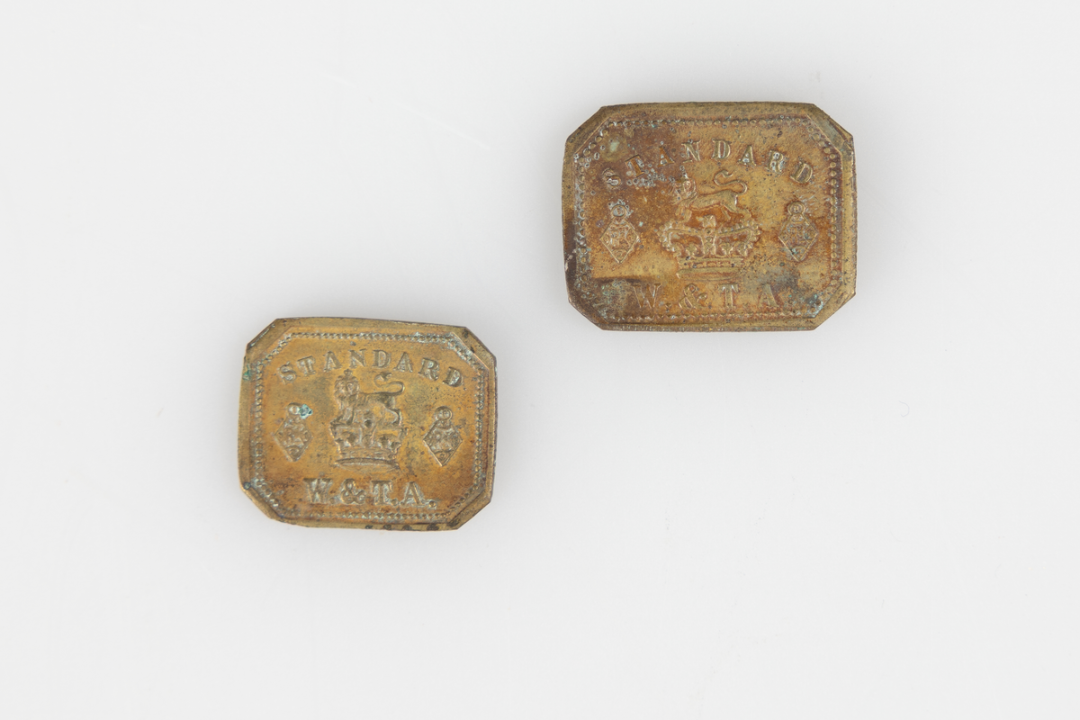 Skrin av tre (A) til vekt og lodd. Innholder: 
Håndvekt med 2 skåler (BD).
Lodd av ulik størrelse (EQ) og form.
Loddene er påført enheter i det gamle engelske medisinalvektsystemet.