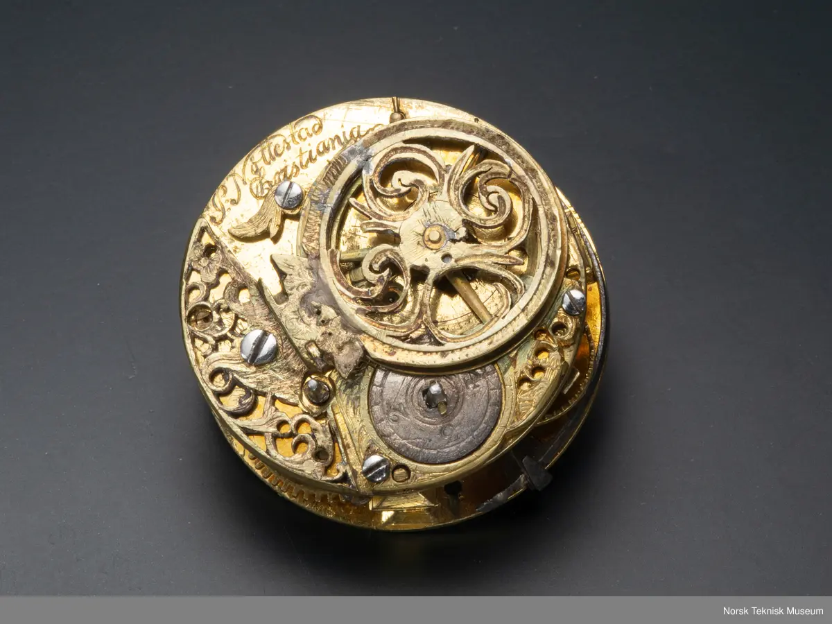 Grovt verk, simpel gravering. uten kjede. Uten skive.