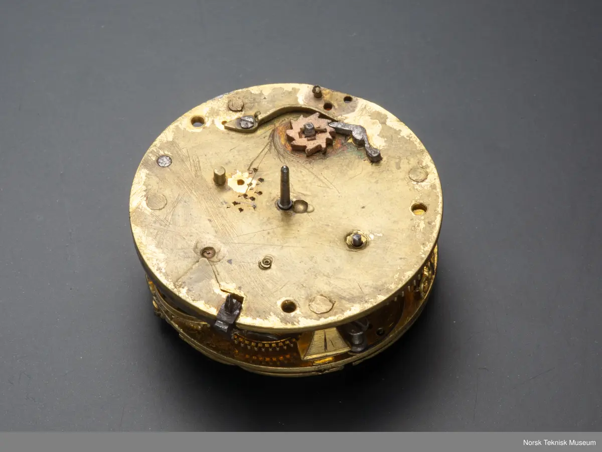 Grovt verk, simpel gravering. uten kjede. Uten skive.