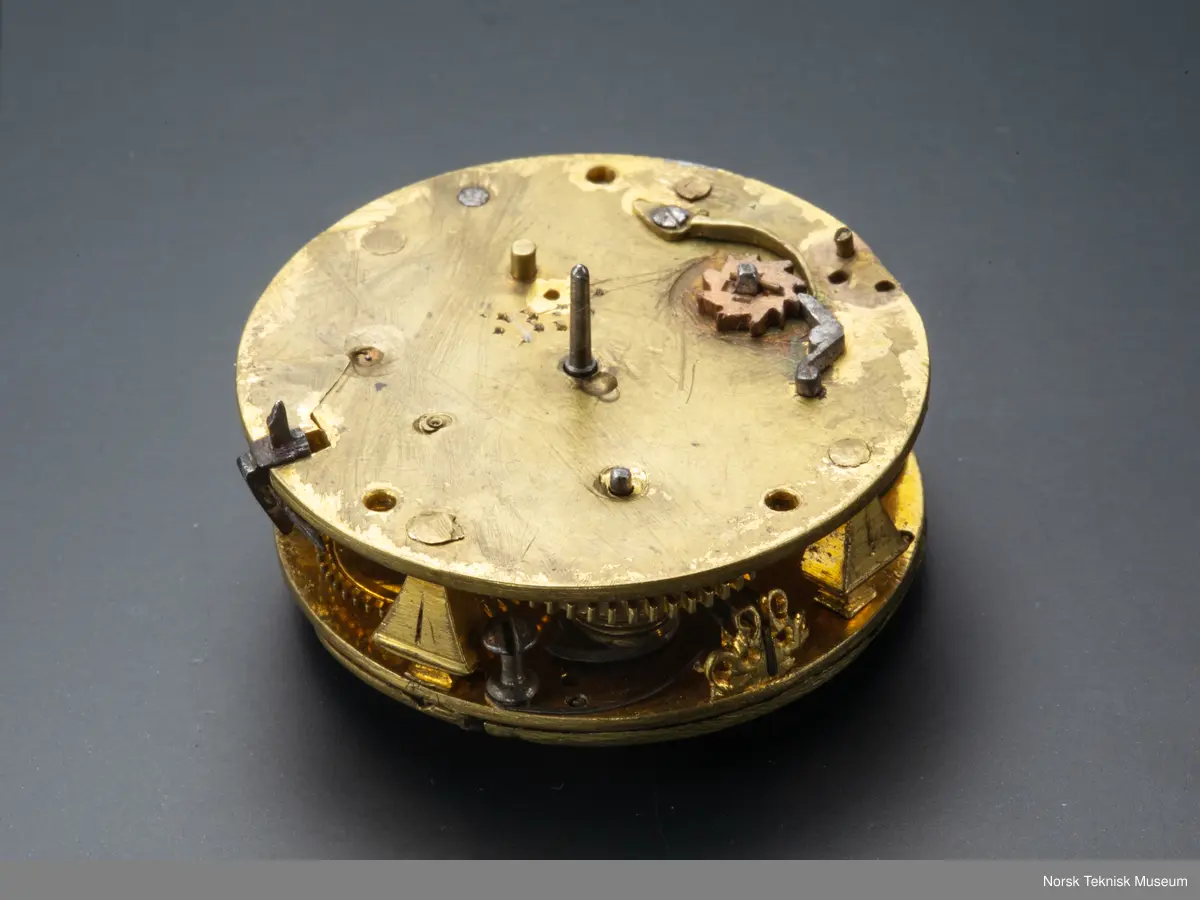 Grovt verk, simpel gravering. uten kjede. Uten skive.