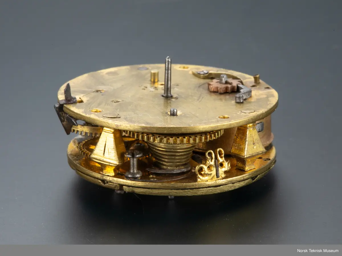 Grovt verk, simpel gravering. uten kjede. Uten skive.