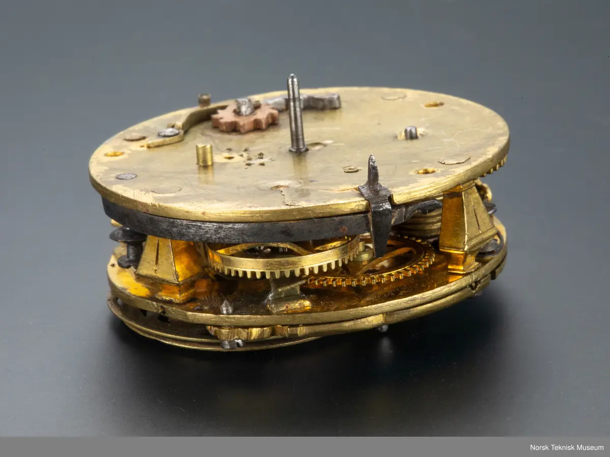 Grovt verk, simpel gravering. uten kjede. Uten skive.