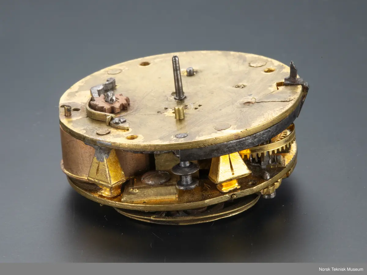 Grovt verk, simpel gravering. uten kjede. Uten skive.