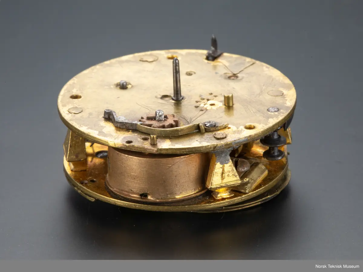 Grovt verk, simpel gravering. uten kjede. Uten skive.