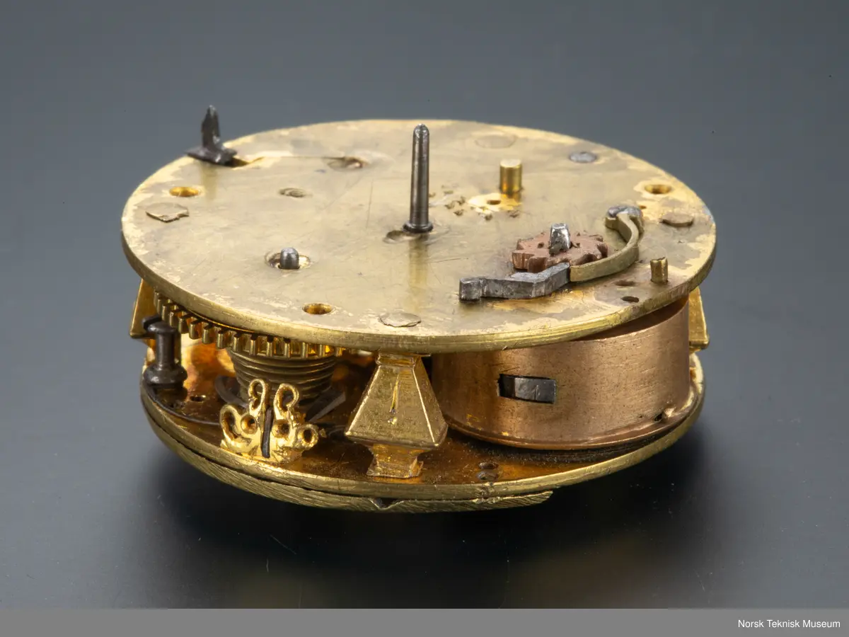 Grovt verk, simpel gravering. uten kjede. Uten skive.