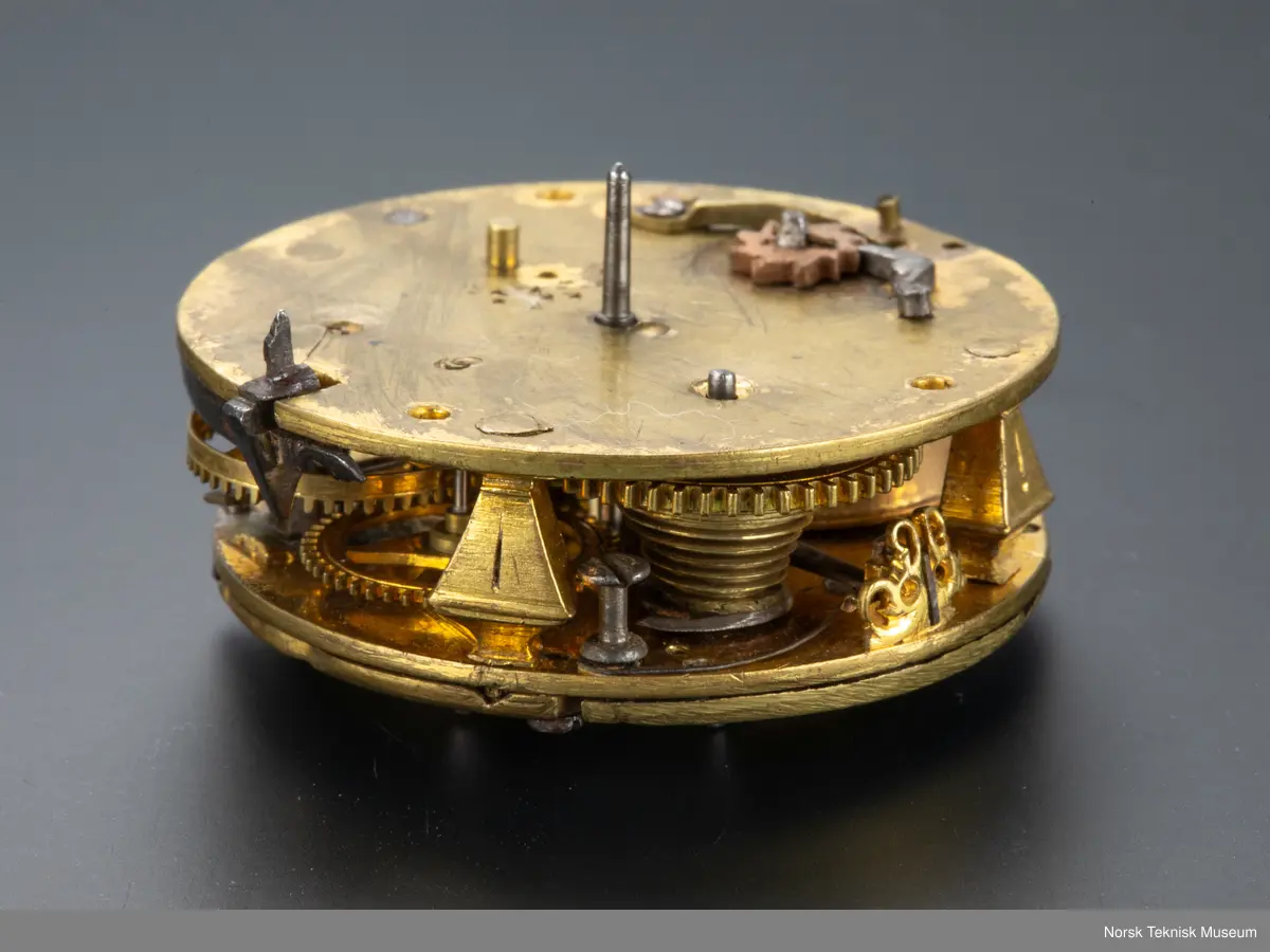 Grovt verk, simpel gravering. uten kjede. Uten skive.