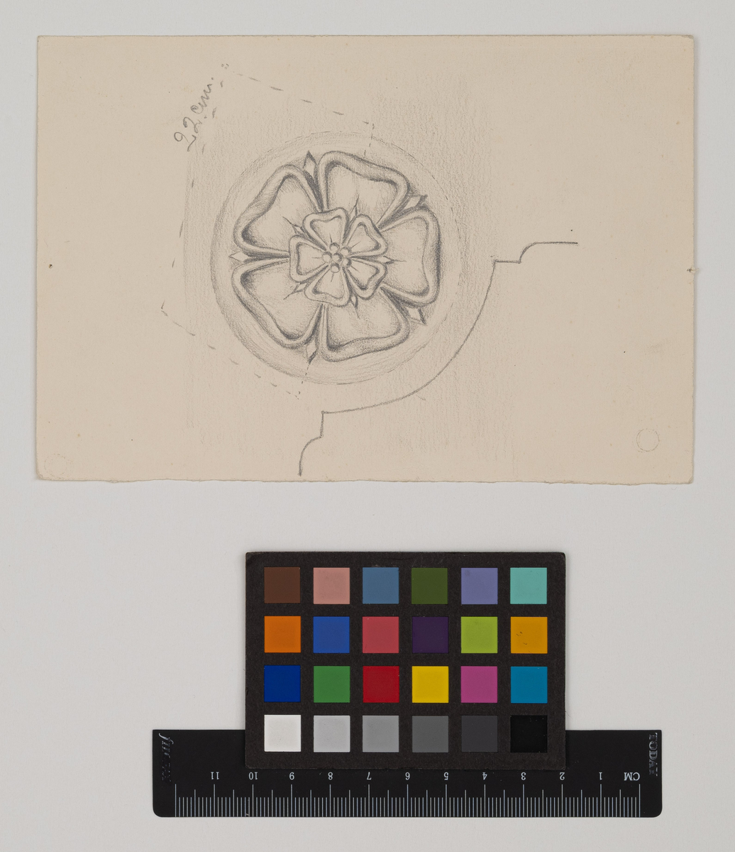 Skisser av gravsten, ros
Märtha Linders grav