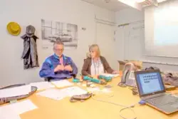 Björn Fredholm och Natalie Trimming i ett produktionsrum. Mö