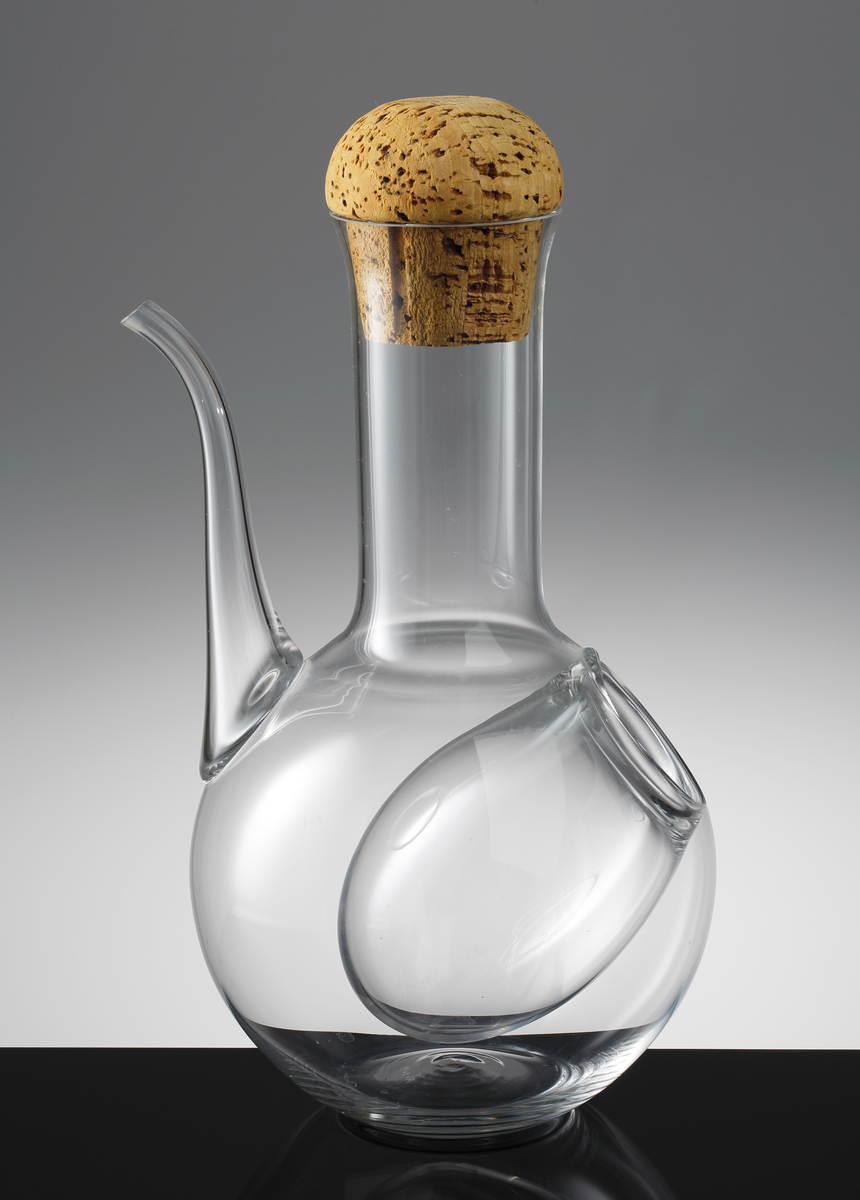 Vitvinskanna med globformad kropp, påklippt pip och inblåst ovoid kupa i kroppen.