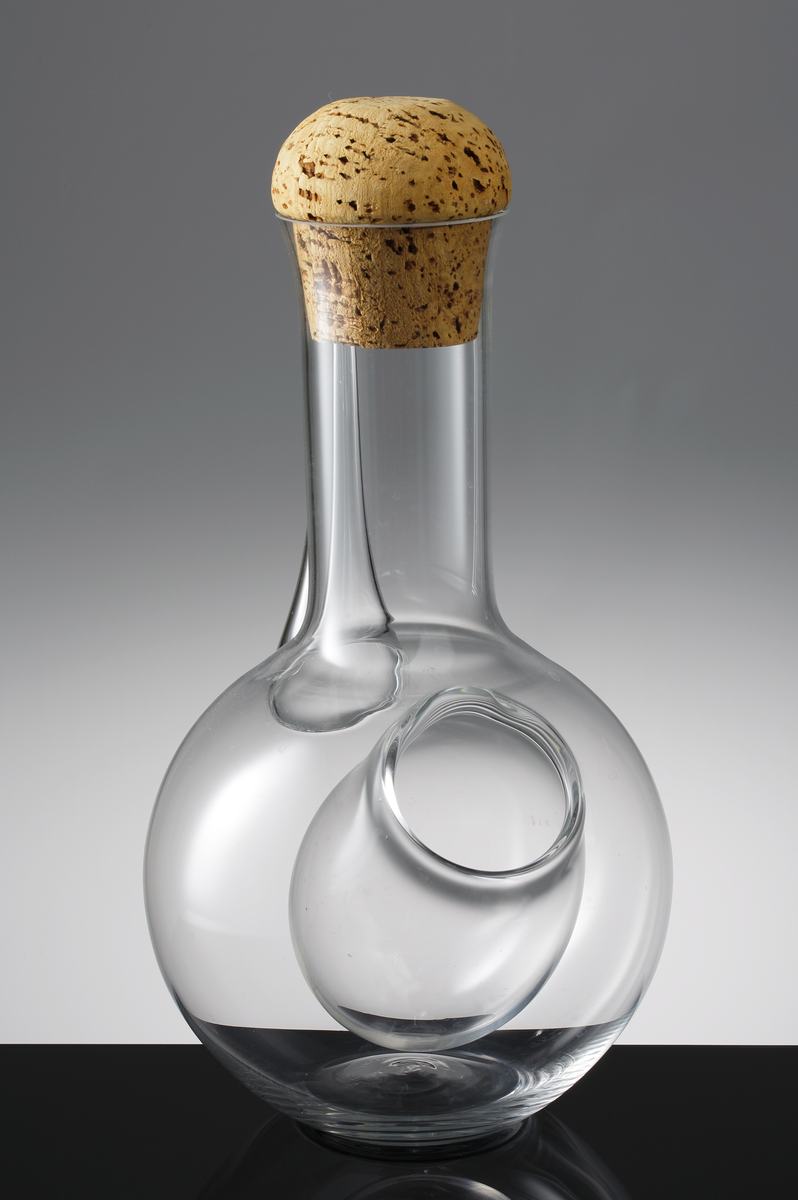 Vitvinskanna med globformad kropp, påklippt pip och inblåst ovoid kupa i kroppen.