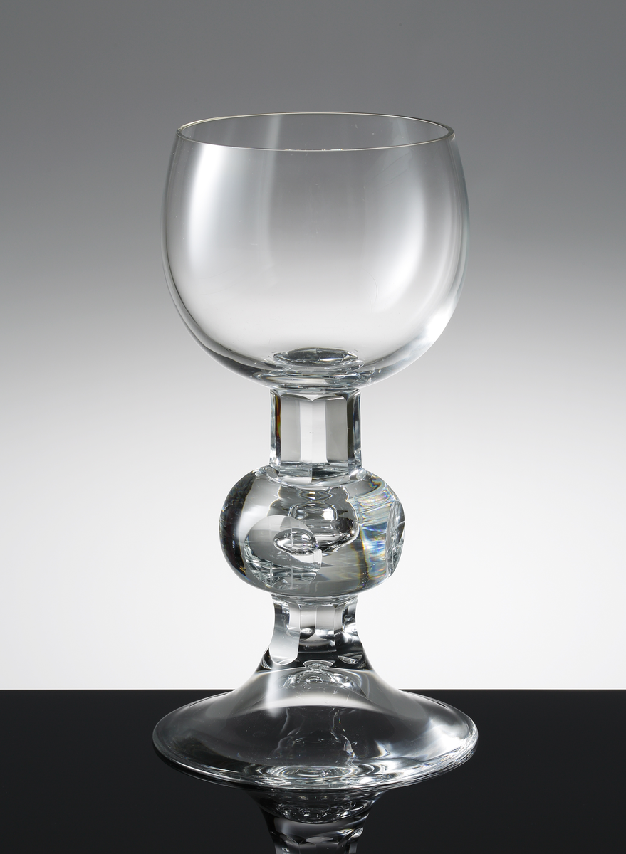 Kalk med klotformad kupa, slipad nod med kors och luftbubbla. fasettslipat ben.