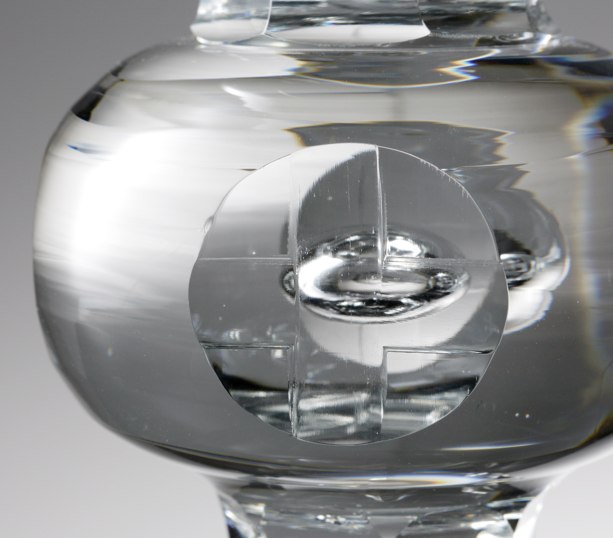 Kalk med klotformad kupa, slipad nod med kors och luftbubbla. fasettslipat ben.