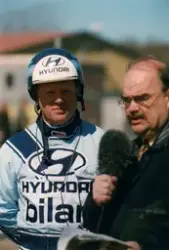 Sportjournalisten Leif "Loket" Olsson intervjuar travkusken 
