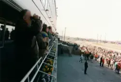 Publik på läktaren vid Åbytravet i Åby, Mölndal, under travl