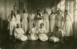 En grupp kvinnor som firar Lucia vid Moheds sanatorium.