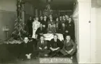 En grupp kvinnor och män, troligen personal, som firar jul på Moheds sanatorium. Text på framsida kort: 